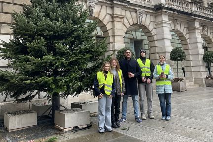 City St George’s students design structural stand for Royal Academy of Arts Christmas tree