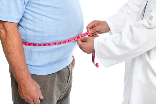 Dr. measures an overweight man with a tapemeasure