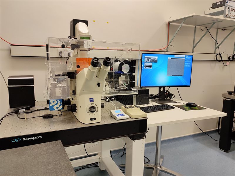 The Axiovert 200M chassis has been fitted with a CoolLED PE300-Ultra LED light source for fast and reliable fluorescent imaging.