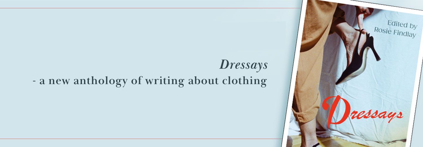 An image of the cover of Dressays. We can see a woman's legs, wearing camel trousers and putting on a pair of black slingback heels. He stands on a floor with wooden slats, and behind her is a sheet covering a wall. To the top right are the words 