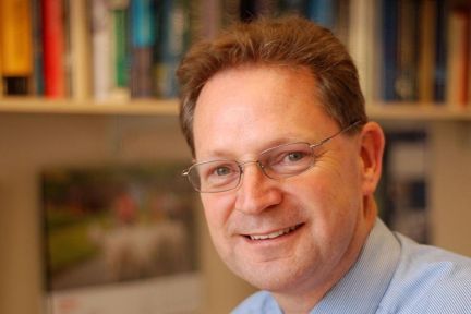 Professor Robert Wood FREng receives the Distinguished STEM Alumni Award 2026